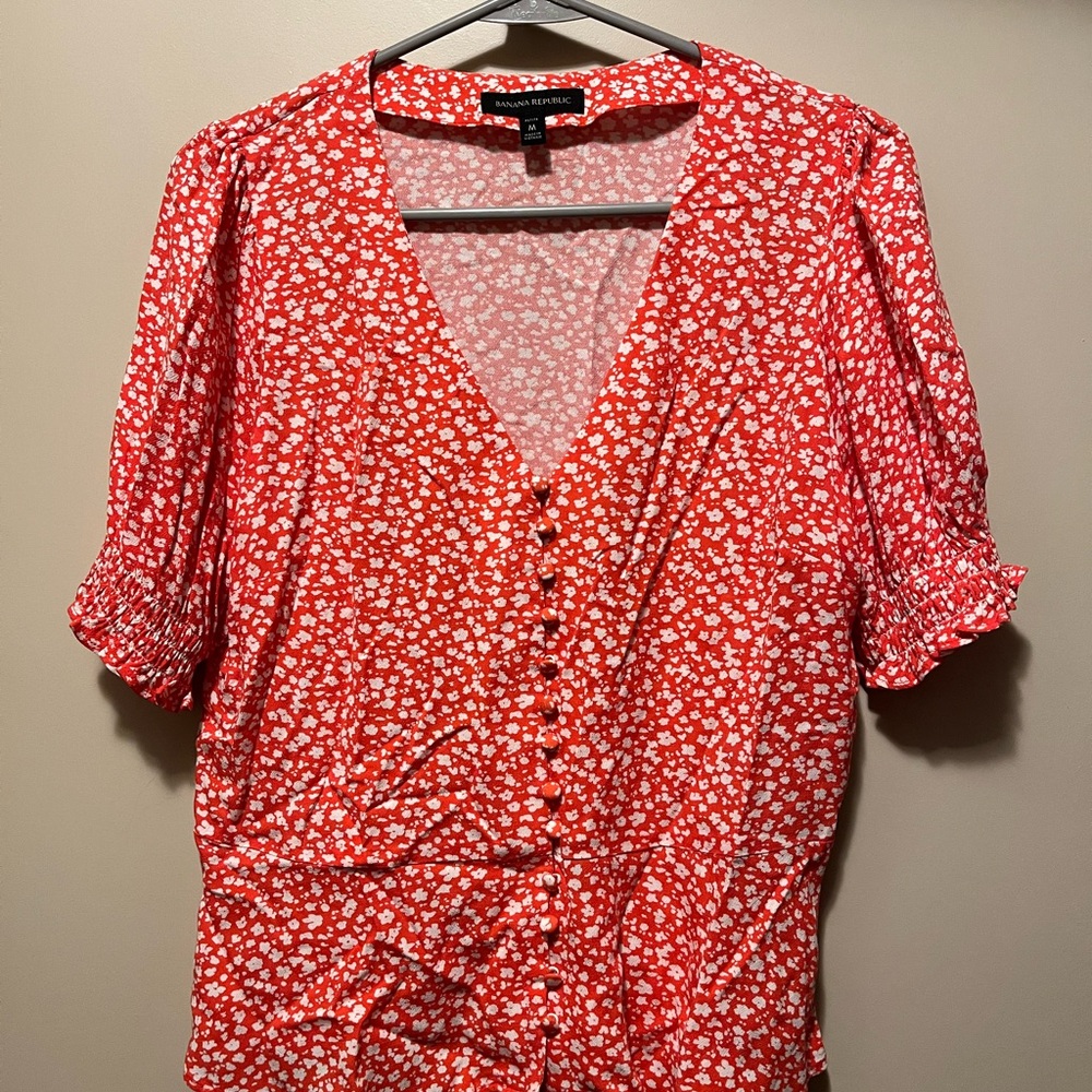 Banana Republic Red Floral Button-Up Blouse – Puff Sleeve Peplum Top (M)